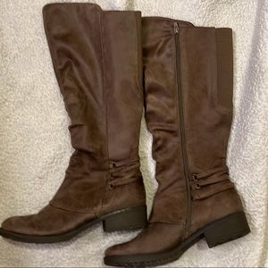 Size 9.5 Zip up Baretraps Boots